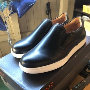Vionic Black Leather Shoes - size 7 - brand new